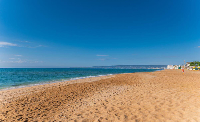 Пляж с песком в Судаке